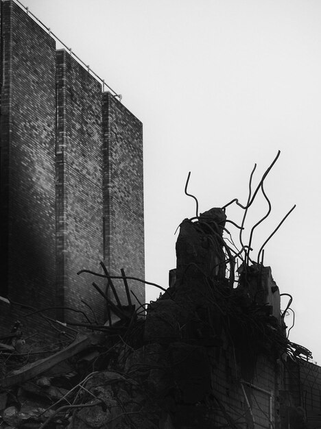 Photo vue à bas angle du bâtiment endommagé contre un ciel dégagé