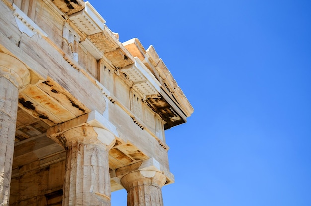 Vue à bas angle du bâtiment historique sur un ciel bleu clair