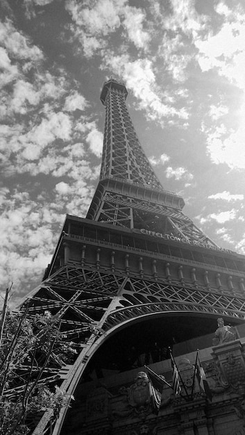 Photo vue en bas angle du bâtiment historique sur un ciel nuageux