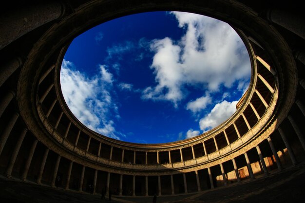 Photo vue en bas angle du bâtiment historique sur un ciel nuageux