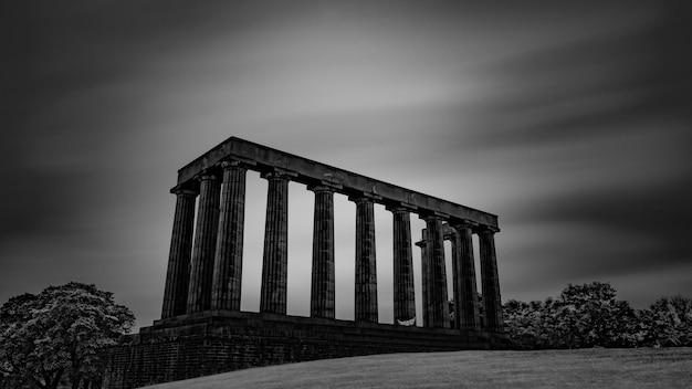 Vue en bas angle du bâtiment historique sur un ciel nuageux