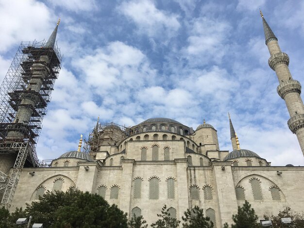 Vue à bas angle du bâtiment historique contre le ciel