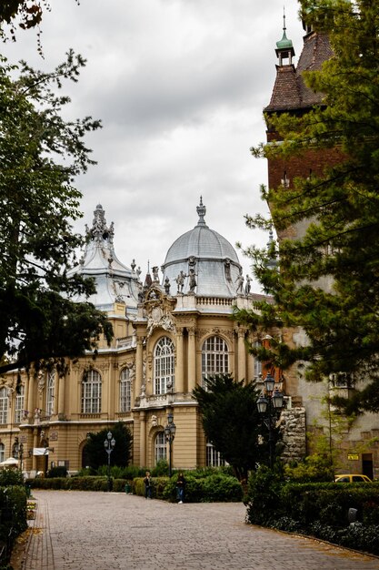 Vue en bas angle du bâtiment historique contre le ciel