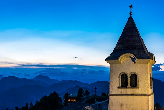 Vue à bas angle du bâtiment sur les montagnes et le ciel