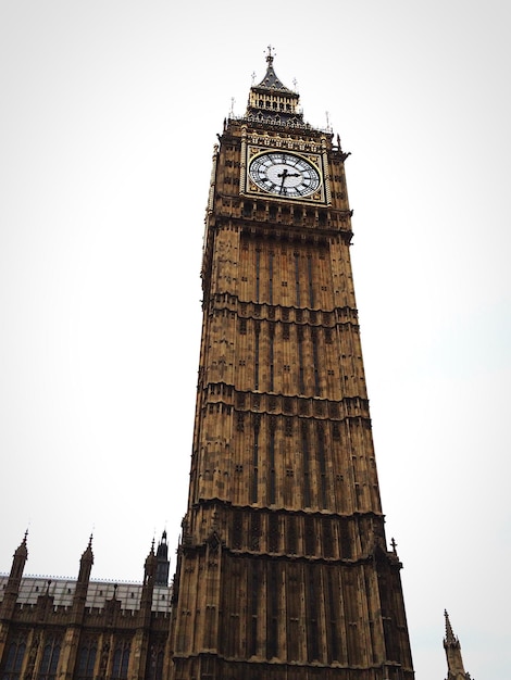 Photo vue à bas angle du big ben contre le ciel