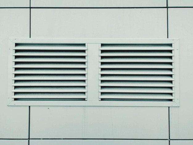 Vue en bas angle du cadre de ventilation sur le bâtiment