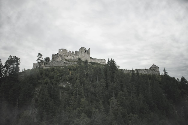 Vue à bas angle du château contre le ciel