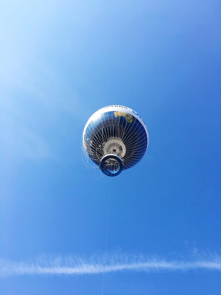 Photo vue à bas angle du ciel bleu - ballons