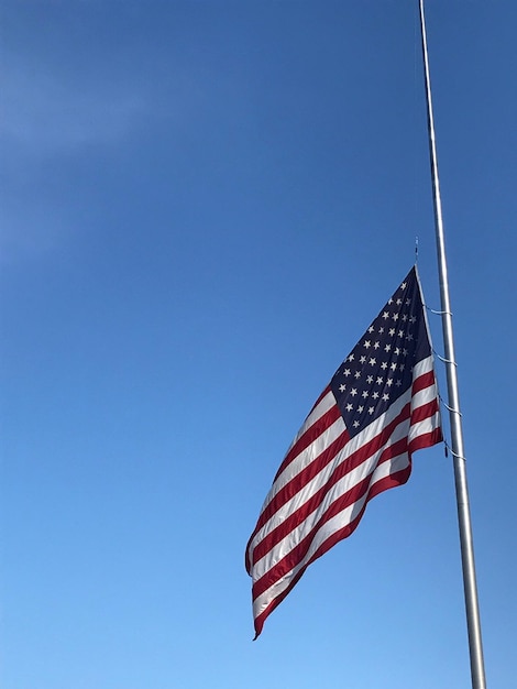 Vue en bas angle du drapeau sur un ciel bleu clair