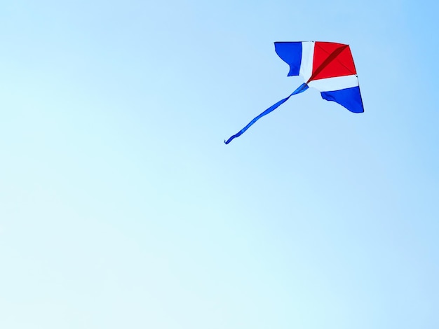 Vue à bas angle du drapeau sur un ciel bleu clair
