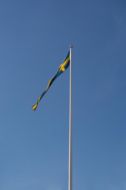 Photo vue à bas angle du drapeau sur un ciel bleu clair