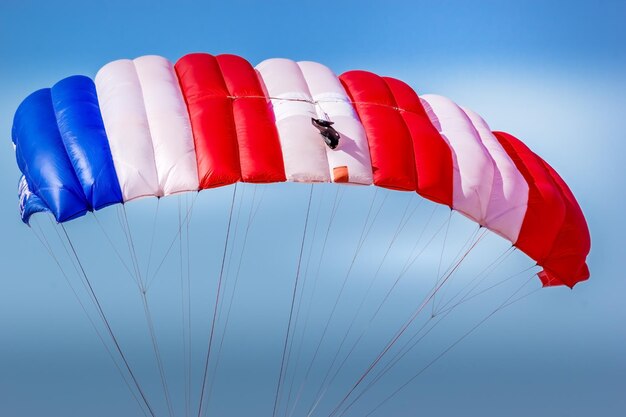 Photo vue en bas angle du drapeau sur un ciel dégagé