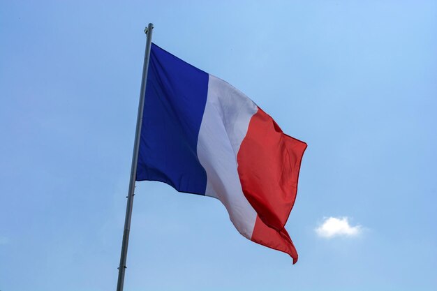 Vue à bas angle du drapeau contre le ciel bleu