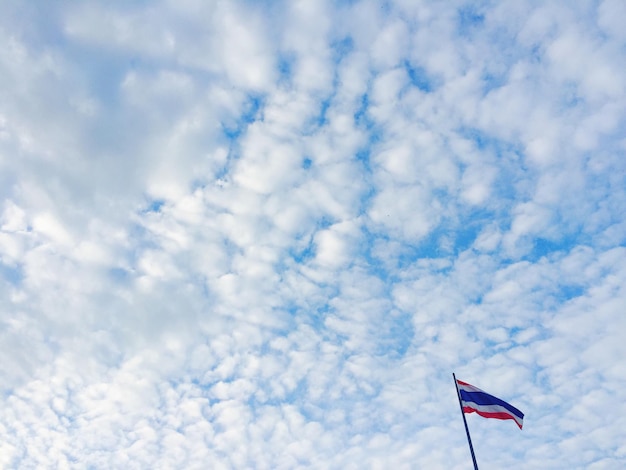 Photo vue en bas angle du drapeau contre le ciel