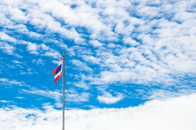 Photo vue à bas angle du drapeau contre le ciel