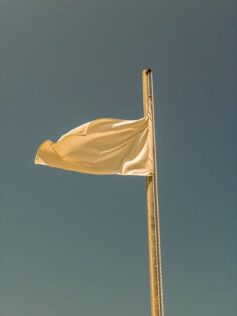 Photo vue à bas angle du drapeau contre le ciel