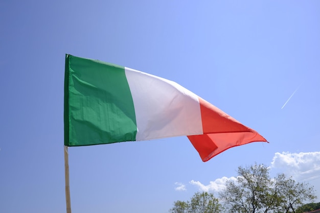 Vue à bas angle du drapeau italien agitant contre le ciel