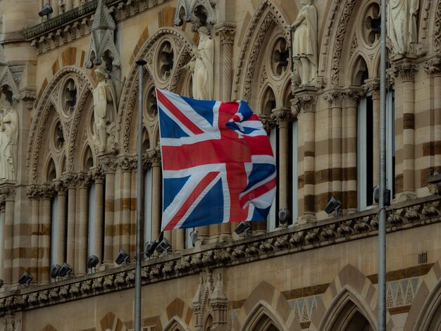 Vue à bas angle du drapeau par rapport au bâtiment