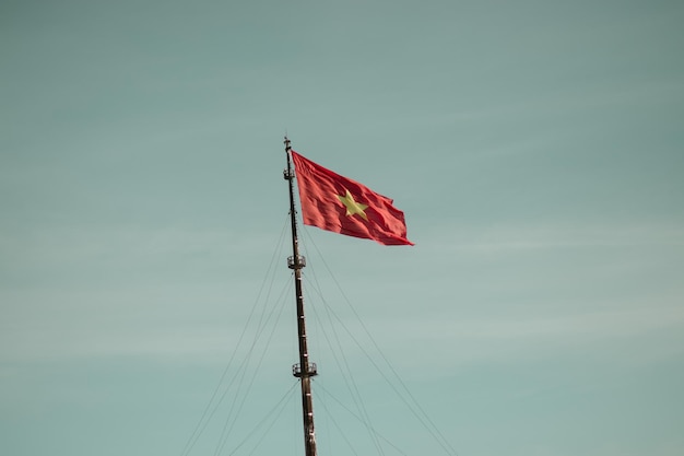Vue à bas angle du drapeau sur le poteau contre le ciel