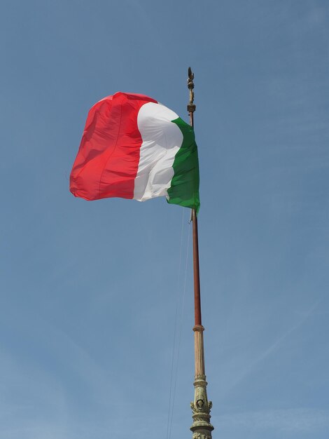 Vue à bas angle du drapeau sur le poteau contre le ciel