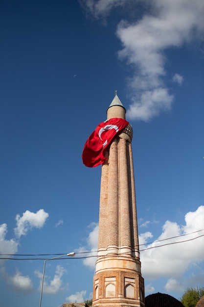 Vue à bas angle du drapeau sur la tour contre un ciel nuageux