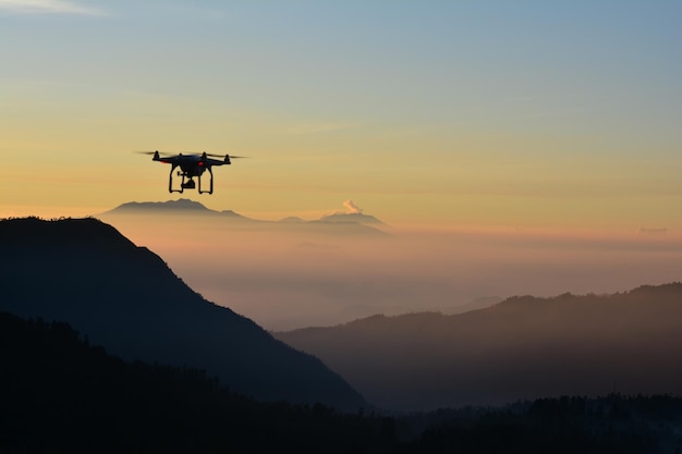 Photo vue à bas angle du drone au crépuscule