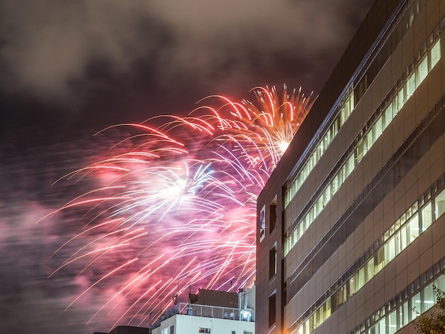 Photo vue à bas angle du feu d'artifice la nuit