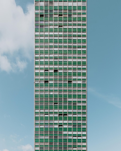 Vue à bas angle du gratte-ciel contre le ciel