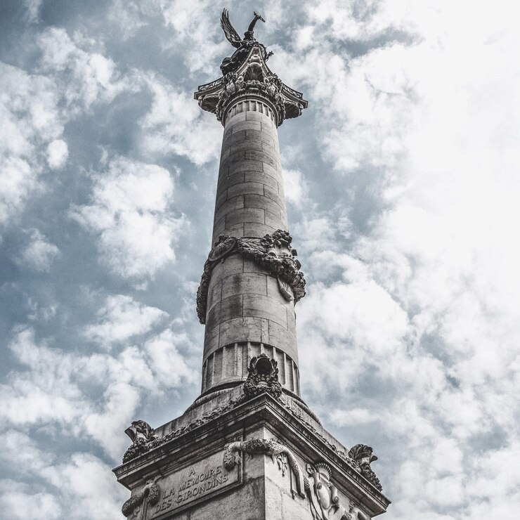 Photo vue à bas angle du monument aux girondins contre le ciel