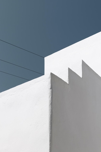 Photo vue à bas angle du mur blanc sur un ciel dégagé