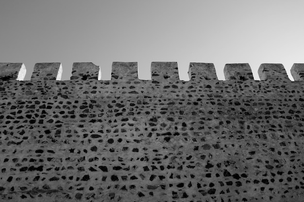 Photo vue à bas angle du mur fortifié contre un ciel dégagé