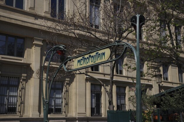 Photo vue à bas angle du panneau sur la rue contre les bâtiments