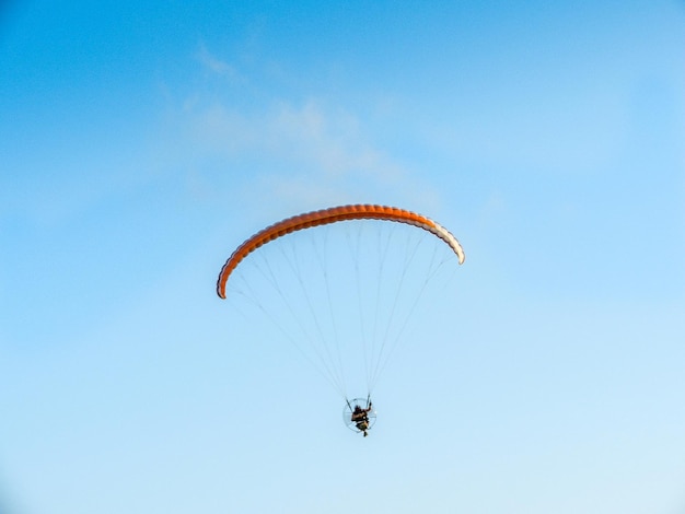 Vue en bas angle du parachute