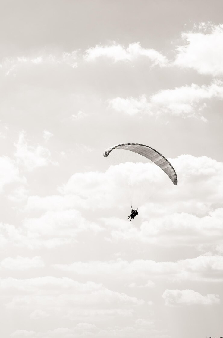 Photo vue à bas angle du parapente contre le ciel