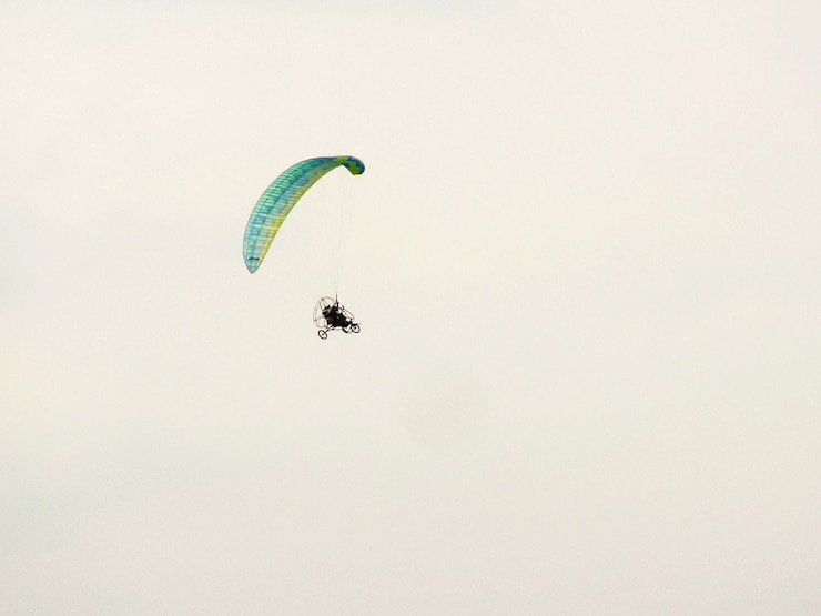 Photo vue à bas angle du parapente motorisé contre le ciel