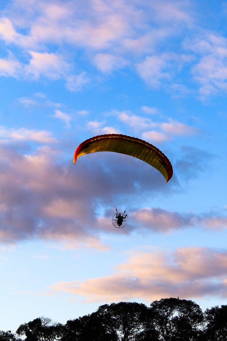 Photo vue à bas angle du parapente à propulsion humaine contre le ciel