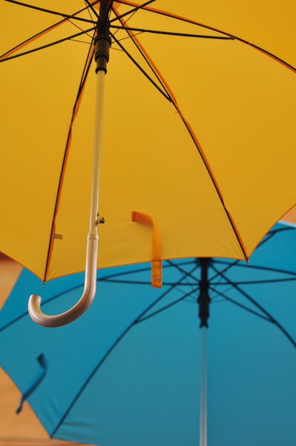 Vue à bas angle du parapluie sur un ciel bleu clair