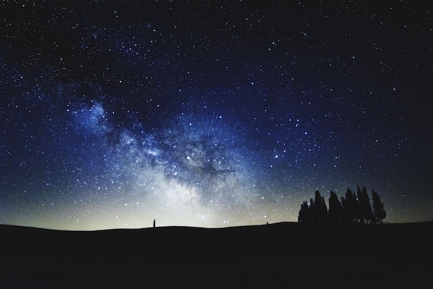 Vue à bas angle du paysage de silhouette contre le ciel la nuit