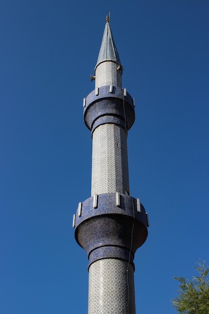 Vue à bas angle du phare sur un ciel dégagé