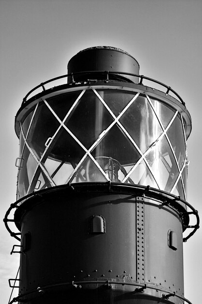 Photo vue à bas angle du phare sur un ciel dégagé