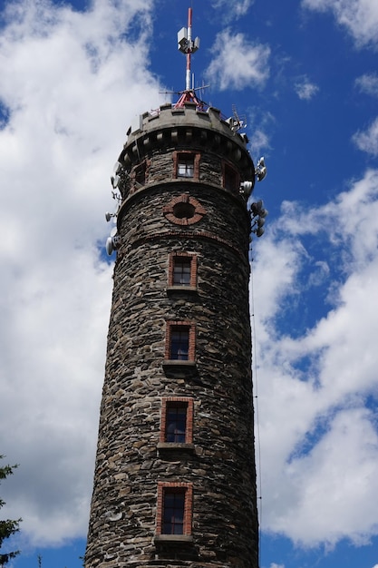 Vue en bas angle du phare contre le ciel