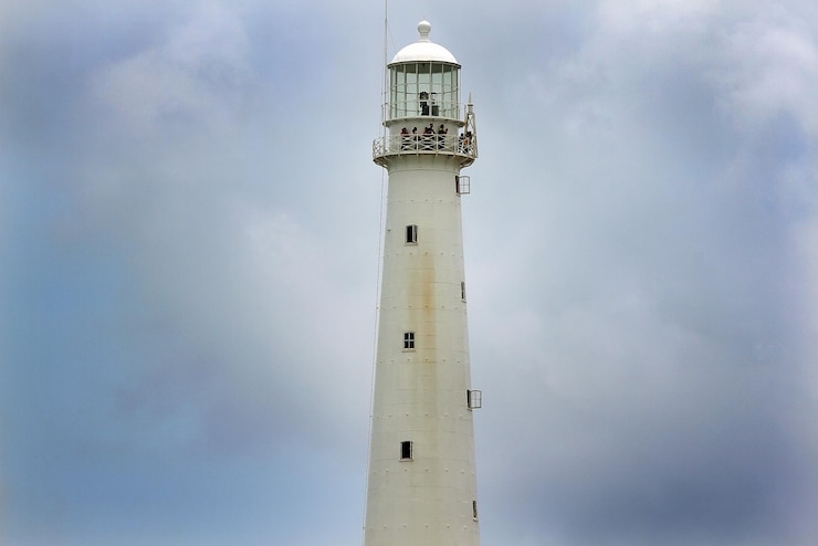 Photo vue à bas angle du phare contre le ciel