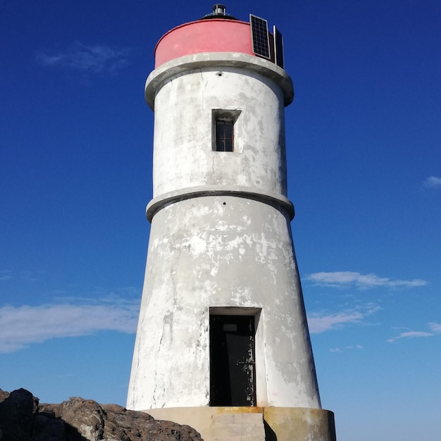 Vue à bas angle du phare contre le ciel
