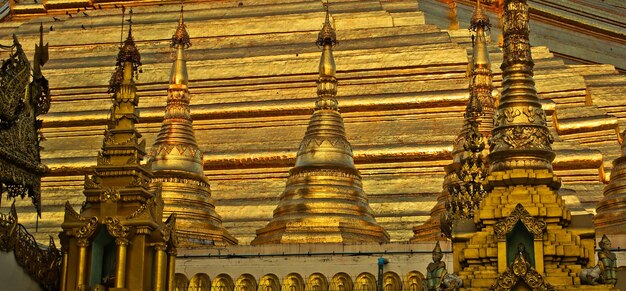 Photo vue en bas angle du plafond du temple