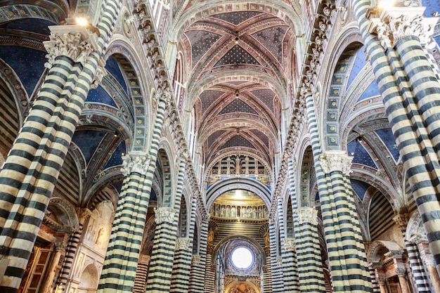 Photo vue en bas angle du plafond et des piliers de la cathédrale de sienne