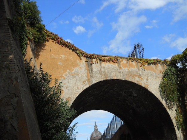 Photo vue à bas angle du pont en arc contre le ciel bleu