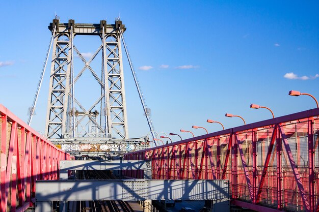 Vue à bas angle du pont contre le ciel bleu