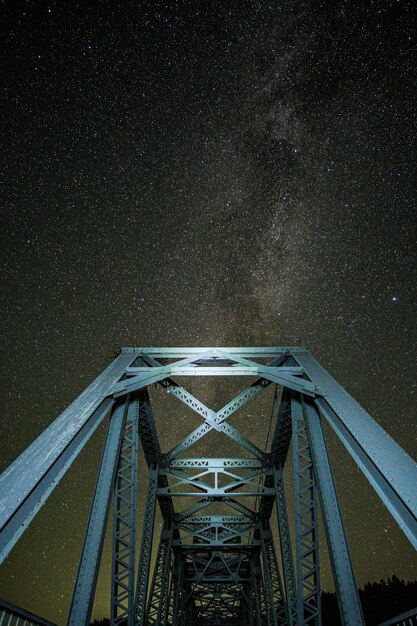 Photo vue à bas angle du pont contre le ciel la nuit