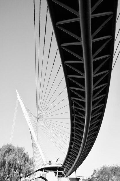 Photo vue à bas angle du pont contre le ciel