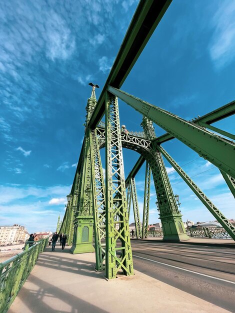 Photo vue à bas angle du pont contre le ciel